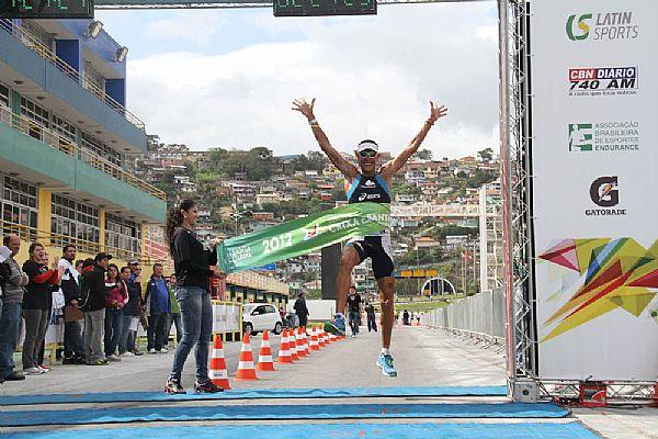 Adriano Bastos terminou a Maratona de Florianópolis na segunda colocação / Foto: Grupo Latin/Divulgação
